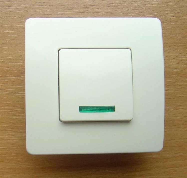 Włącznik jednobiegunowy podświetlany HBF VENUS 132154 biały elegancki design prosta forma
